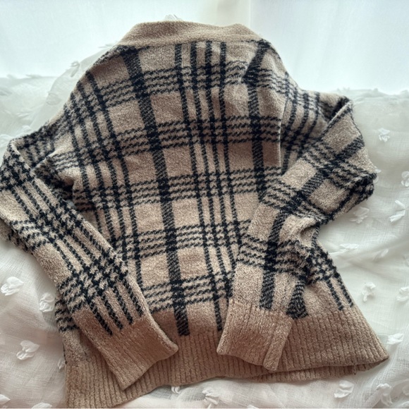 Soft plaid checkered button up shrug sweater - Picture 2 of 3